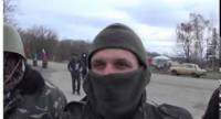 В Горловке сепаратисты после захвата райотдела милиции вывели личный состав на улицу и забаррикадировались